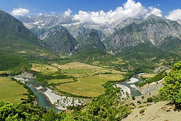 Vjosa or Aoos River, valley with Nemerck mountains, Albania, Europe