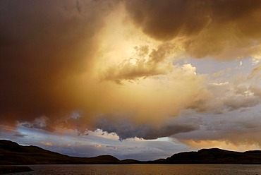 Stormy atmosphere on Lake Dlinoe, Sailughem Mountains, Tschuja Steppe, Altai Republic, Siberia, Russia, Asia