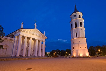 Cathedral and CathedralÂ¥s Square at night , Vilnius, Lithuania