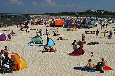 BRD Germany Mecklenburg Vorpommern Baltic Sea Spa Ahlbeck Beachside with Watering People at the Sandbeach Freetime Activities