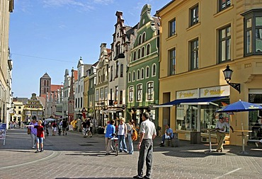 BRD Deutschland Mecklenburg Vorpommern City Wismar at the Pedestrian Zone People are shopping Market Square Coffeeshop