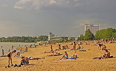 Beachside at the River Irtisch, Bather and Sunner at the Beachside of River Irtisch, Omsk, Sibiria, Russia, GUS, Europe,