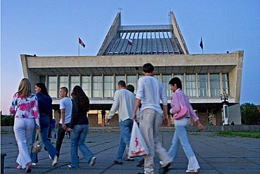 Music and Ballet Theatre with visitors in the evening, Omsk at the Rivers of Irtisch and Omka, Omsk, Sibiria, Russia, GUS, Europe,