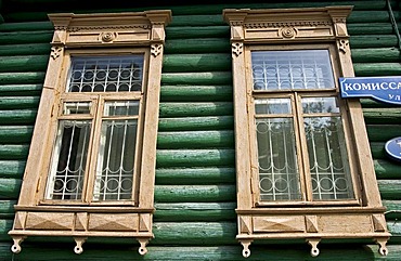 Windows with Ornamentic frame of an old Townhouse, Omsk at the Rivers of Irtisch and Omka, Omsk, Sibiria, Russia, GUS, Europe,