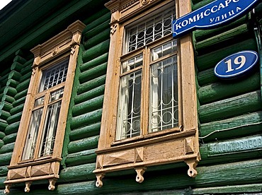 Windows with Ornamentic frame of an old Townhouse, Omsk at the Rivers of Irtisch and Omka, Omsk, Sibiria, Russia, GUS, Europe,