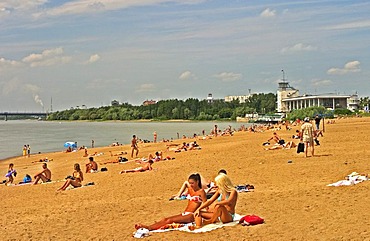 Bathing People at the Beach of River Irtisch, Omsk at the Rivers of Irtisch and Omka, Omsk, Sibiria, Russia, GUS, Europe,