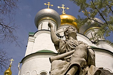 New Maidens Monastery, Angel statue of a tomb in front of the Smolensk Cathedral, Moscow, Russia, East Europe, Europe