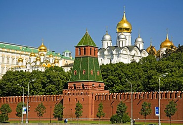 The Kreml Wall with the Nameless Tower, Cathedral of Mary Annunciation and Archangel Michael Cathedral, Moscow, Russia, East Europe, Europe