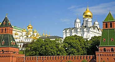 Kreml Wall, Tajnikij Tower, Nameless Tower with Cathedral of Mary Annunciation and Archangel Michael Cathedral, Moscow, Russia, East Europe, Europe