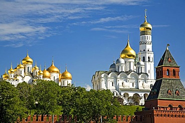 Kreml Wall with Tajnikij Tower, with Cathedral of Mary Annunciation and Archangel Michael Cathedral and the Bell Tower Ivan Velikij , Moscow, Russia, East Europe, Europe