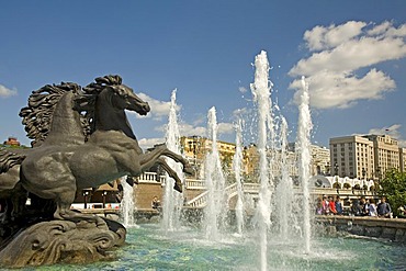 Horses fountain in Alexander Garden at the Maneschnaja road, in the background the building of the Russian Duma, Moscow, Russia, East Europe, Europe