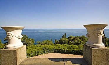 White Marble Vase and View to the Black Sea, Park at the Voroncov Palace, Jalta, Crimea, Ukraine, South-Easteurope, Europe,