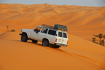 Jeep on dune, Ubari desert, Libya