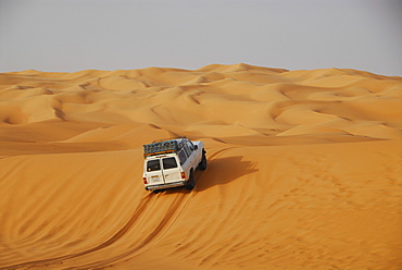 Jeep on dune, Ubari desert, Libya