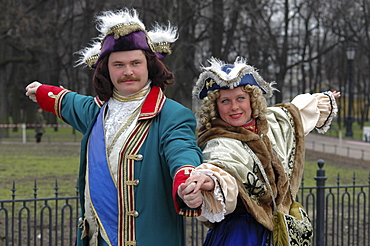 In front of the monument of Peter the Great a man and a lady pose as Peter the Great and Katharina the Great, St. Peteresburg, Russia