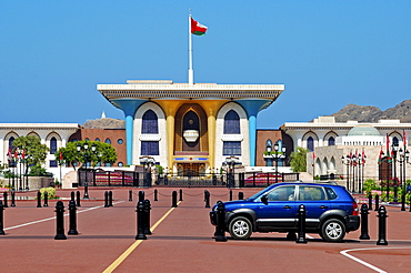 Blue SUV in front of the Sultan's Palace, Al Alam Palace, Muscat, Sultanate of Oman, Middle East