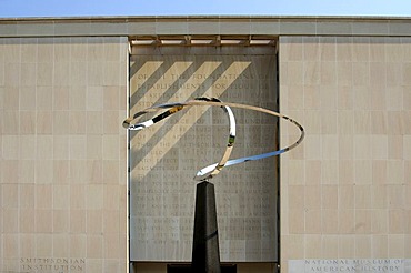 Infinity-sculpture by Jose Rivera, abstract work of art in front of the National Museum of American History, Washington, D.C., USA