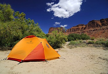 Tent in front of sandstone mountains, USA, United States of America