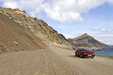 Gravel road along the southern coast of Iceland between Hoefn and Djupivogur, Iceland, Atlantic Ocean