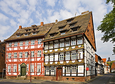 Renaissance townhouse built 1611 (ight) and Rococo townhouse built 1769 (left), Einbeck, Lower Saxony, Germany, Europe