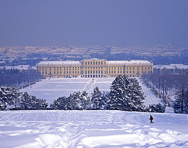 Schloss Schoenbrunn (Schoenbrunn Palace) in wintertime, Vienna, Austria, Europe