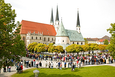 Pilgims circling the Gnadenkapelle (chapel) in Altoetting, Upper Bavaria, Bavaria, Germany, Europe