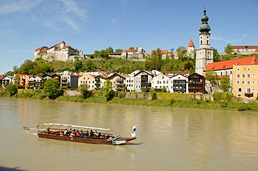 Traditional boat on the Salzach River and view of castle in the background, Burghausen, Upper Bavaria, Bavaria, Germany, Europe