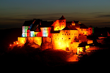 Castle lit up at night, Burghausen, Upper Bavaria, Bavaria, Germany, Europe