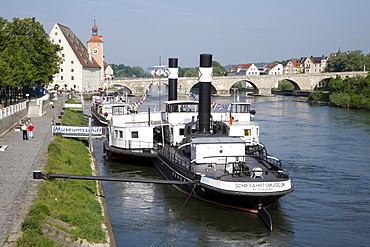 Museum ship, Steinerne Bruecke, bridge, Regensburg, UNESCO World Heritage Site, Danube River, Upper Palatinate, Bavaria, Germany, Europe