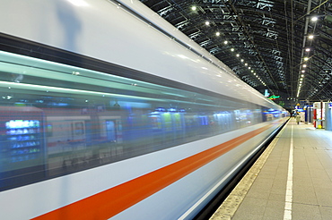 Cologne Central Station, railway station of Cologne, driving train, Cologne, North Rhine-Westphalia, Germany