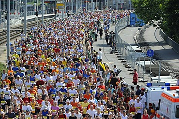 Mass start to the Half-marathon on Koenig-Karls-Bruecke bridge, Stuttgart, Baden-Wuerttemberg, Germany, Europe, 22.06.2008