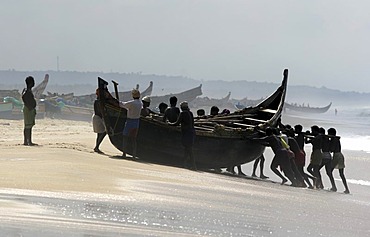 |IND, India, Kerala, Trivandrum : Fishermen at the beach, Malabar coast, south of Trivandrum |