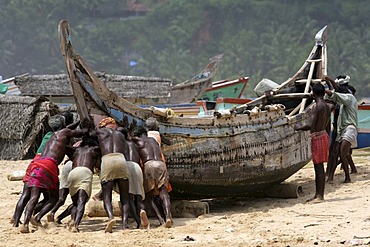 IND, India, Kerala, Trivandrum : Fishermen at the beach, Malabar coast, south of Trivandrum |