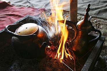 JOR, Jordan : Traditonal way of making turkish coffee and tea, in a beduin tent beside the desert castle Qusair Amra. |