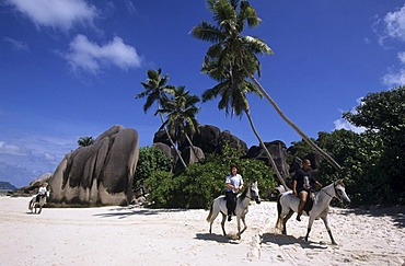 SYC, Seychelles, La Digue : Rocks at the beach Anse Source S'Argent. |