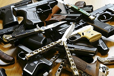 Germany : Illegal weapons, knifes, confiscated from young people