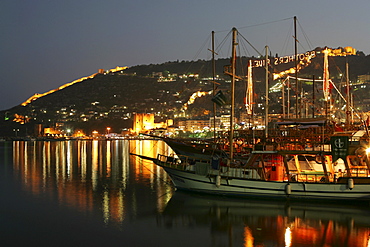 TUR, Turkey, Alanya : Turkish Riviera. Harbour at night, sailing boats for tourists, citadell, tower Kizil Kule . |