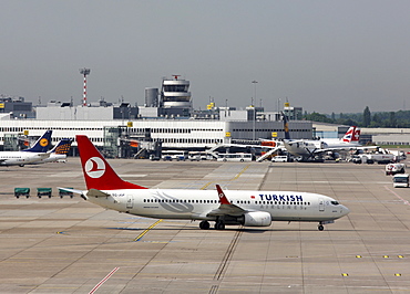 Turkish Airlines Boeing 737, Duesseldorf International Airport, Duesseldorf, North Rhine-Westphalia, Germany, Europe