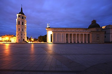 Illuminated St. Stanislaus Cathedral with detached bell tower, Varpine, Cathedral Square, Vilnius, Lithuania, Baltic States, Northeastern Europe