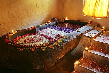 LKA, Sri Lanka : Siddhalepa Ayurveda Resort , ayurvedic flower bath, for relaxation.