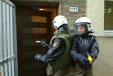 DEU, Germany, Essen : German police officer in a training situation where they learn to act in a madman situation. They should fight the gunman first before they look after victims. This is a result after a madman shooting in an Erfurt school in 2002 with