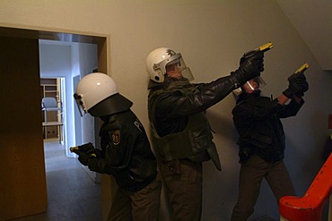 DEU, Germany, Essen : German police officer in a training situation where they learn to act in a madman situation. They should fight the gunman first before they look after victims. This is a result after a madman shooting in an Erfurt school in 2002 with