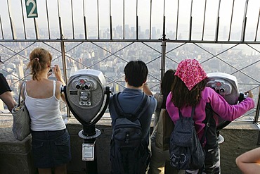 USA, United States of America, New York City: Tourists on the viewing plattform of the Empire State Building