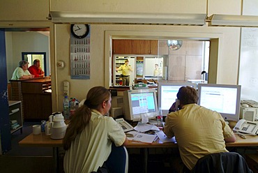 DEU, Germany, Essen: Daily police life. Officer from a city police station. Radio room, operating control system.