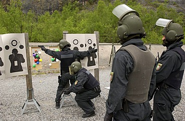 DEU, Germany: Basic training for future SWAT Team officers. They learn, during a year long course, all the basics which they need for their job in the special operation police units