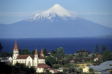 CHL, Chile: Puerto Varas on the shore of Lake Llanquihue.