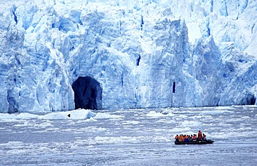 CHL, Chile, Patagonia: "Patagonia Connection". Rubber dinghy tour, Laguna San Rafael.