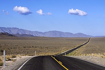 USA, United States of America, California: a road in the Mojave Desert.