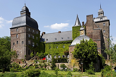 Wasserschloss Myllendonck, moated castle Myllendonck, Moenchengladbach, Lower Rhine region, North Rhine-Westphalia, Germany, Europe