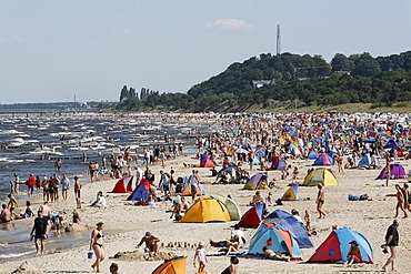 Baltic Sea beach in summer, lots of people, wind-protection tents, Bansin resort, Usedom Island, Mecklenburg-Western Pomerania, Germany, Europe